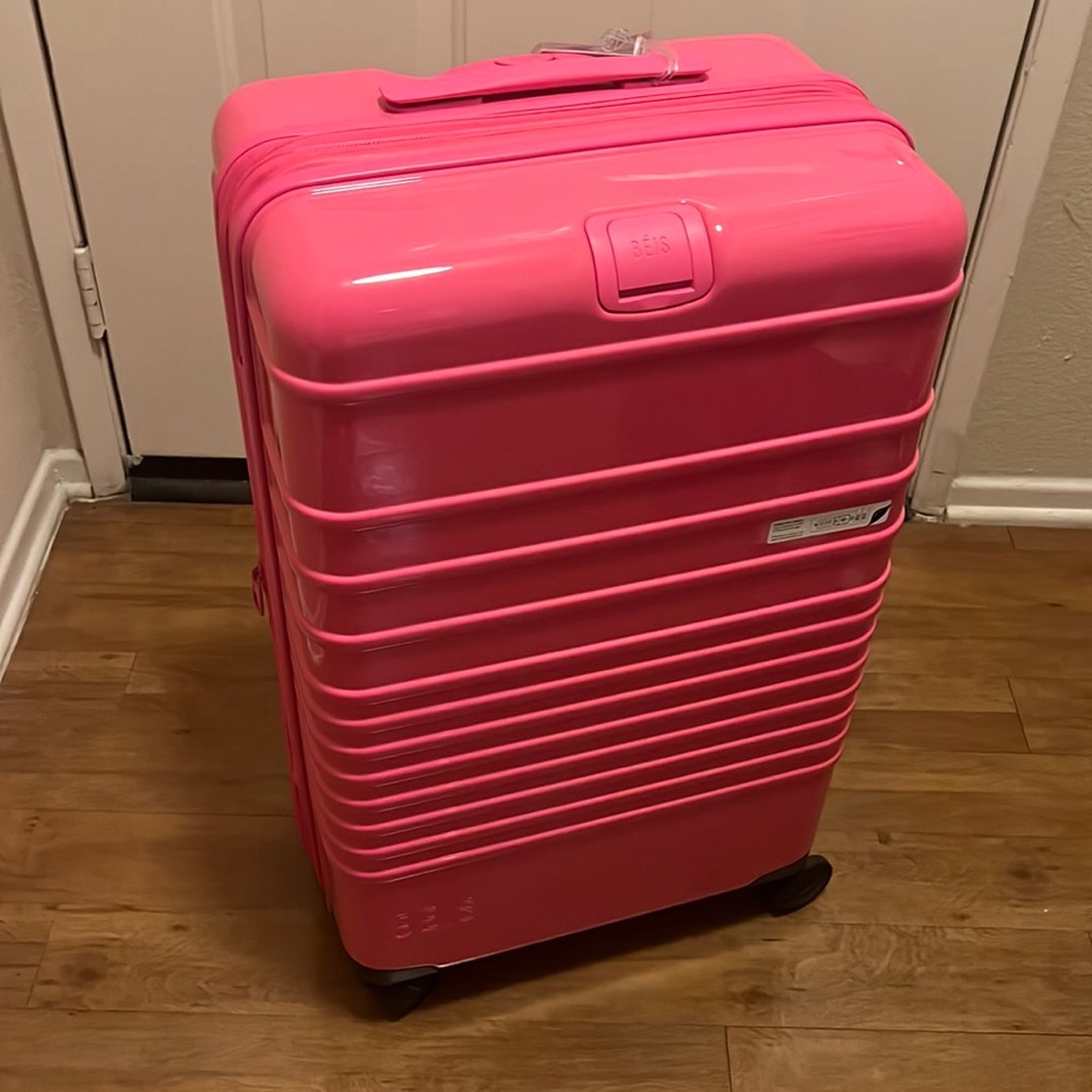 THE 26" CHECK-IN ROLLER IN BARBIE™ PINK
